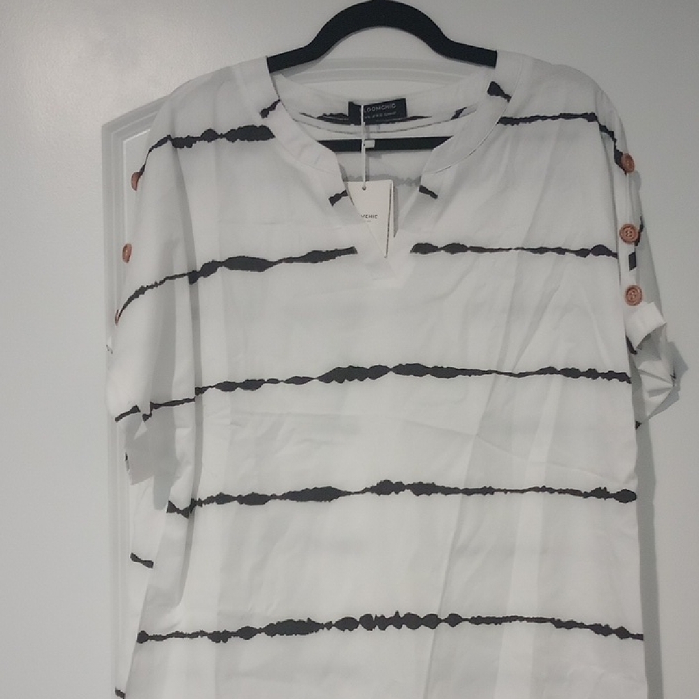 Bloom Chic XL White and Black Patterned Short Sleeve Tee